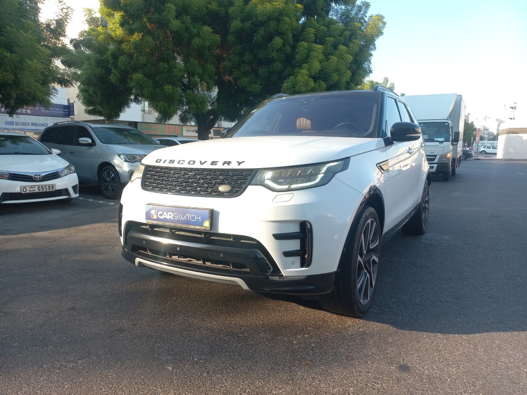 Used 2017 Land Rover Discovery for sale in Dubai